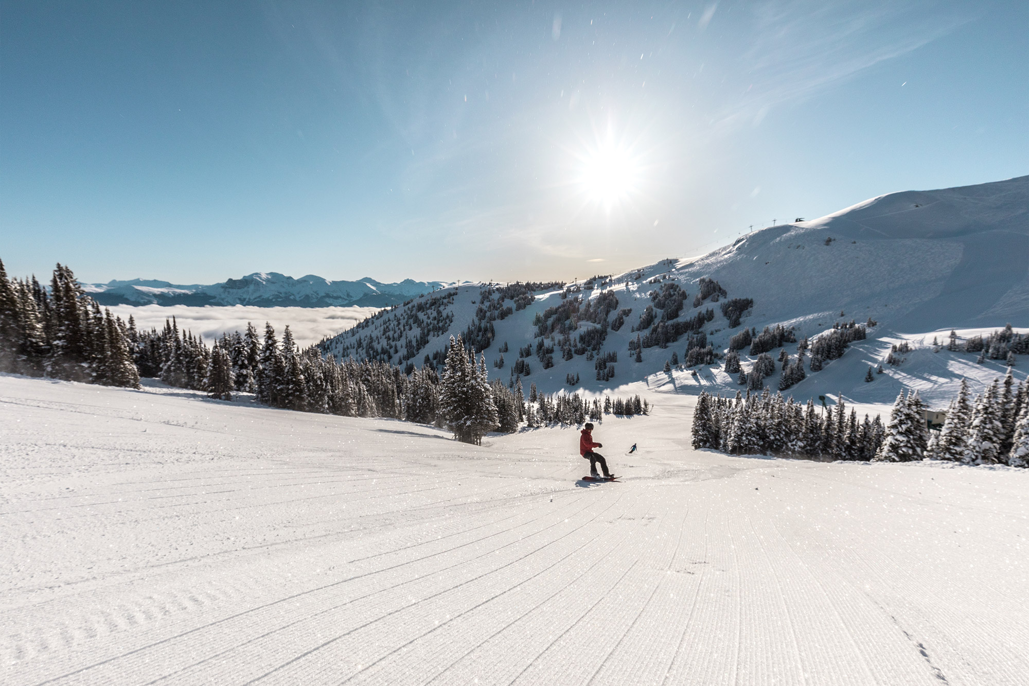 Op de foto zie je een brede piste van skigebied Marmot Basin in Jasper National Park vlakbij Edmonton in Canada.